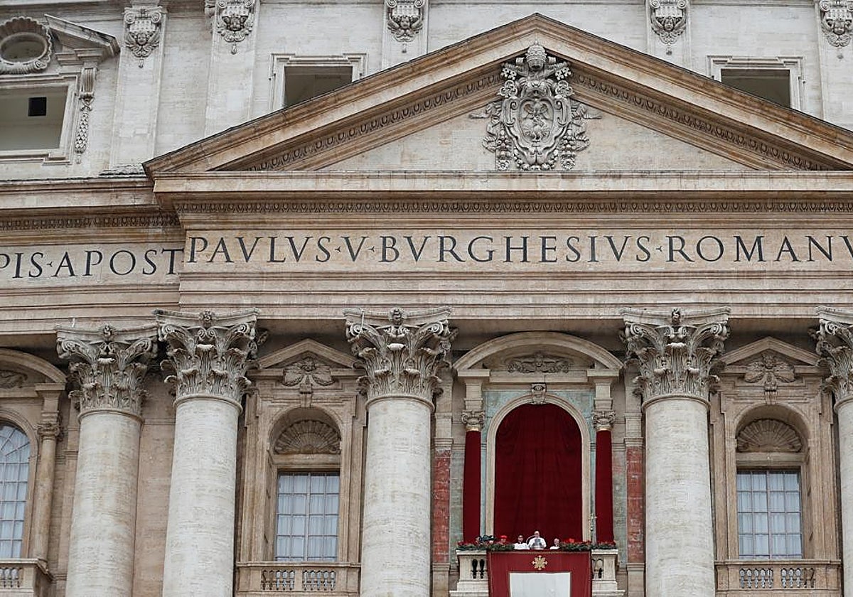 El Papa celebra la bendición 'Urbi et Orbi' desde el balcón central de la basílica de San Pedro