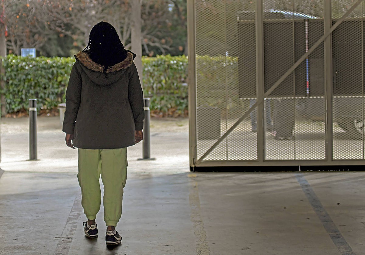 Una mujer acude a un centro para víctimas de violencia sexual