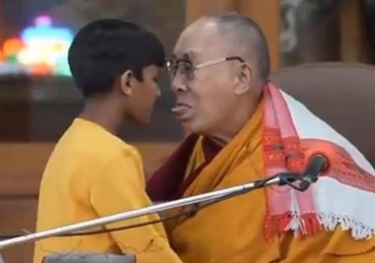 Polémica por el beso que le pide el Dalai Lama a un niño: «Chúpame la lengua»