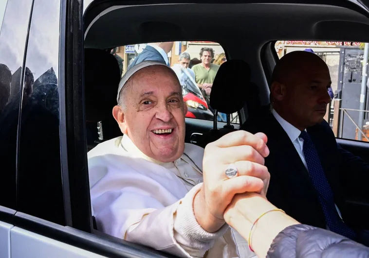 El Papa confía a un amigo: «Llegué inconsciente al hospital. Unas horas más, y no habría podido contarlo»