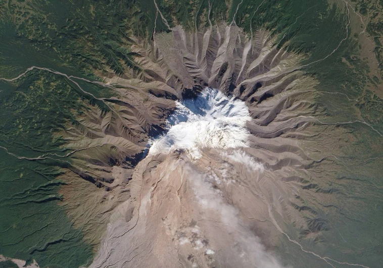 El volcán Shiveluch expulsa una columna de ceniza de 20 kilómetros de altura en el este de Rusia