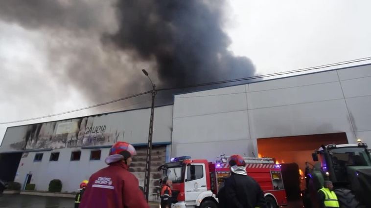 La nave de reciclaje de Vilalba (Lugo), calcinada por completo