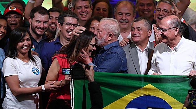 Lula da Silva besa a su esposa Janja tras su triunfo