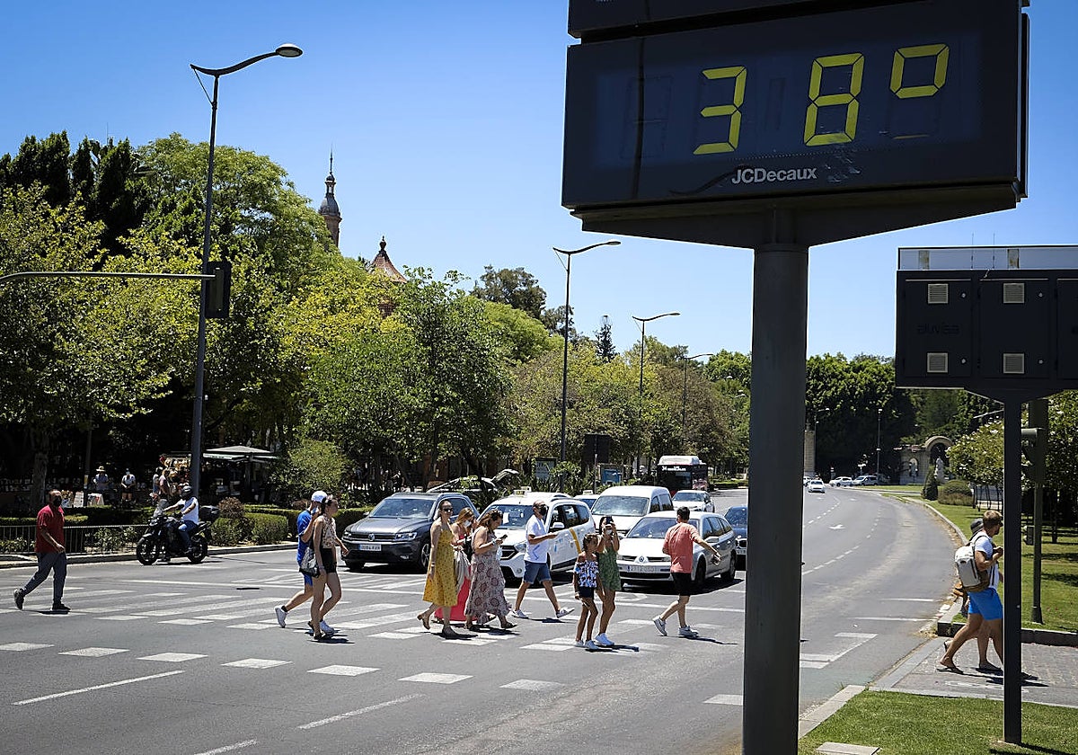 Un termómetro marca 38 grados en Sevilla