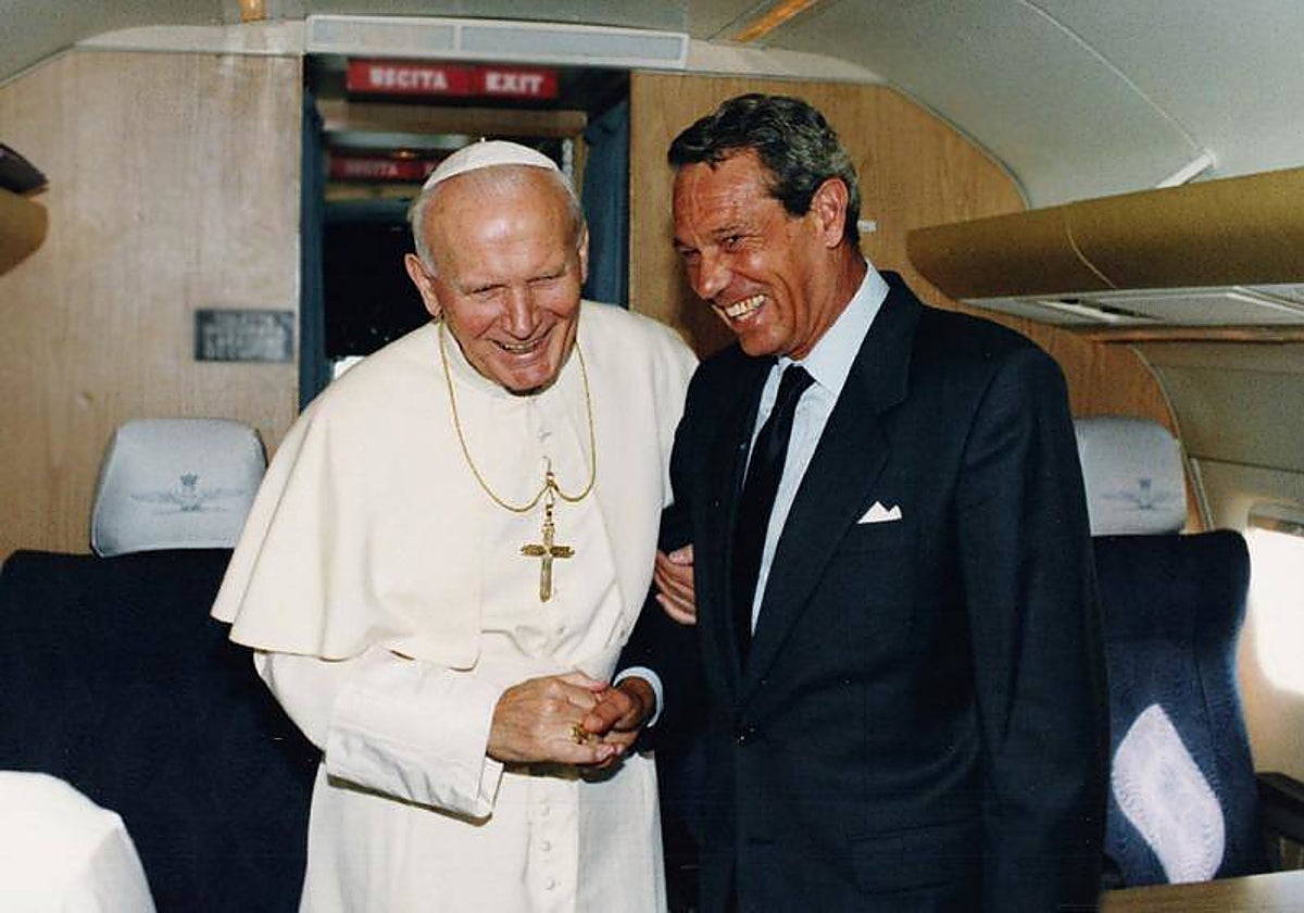 Navarro Valls, junto a Juan Pablo II en uno de sus viajes internacionales