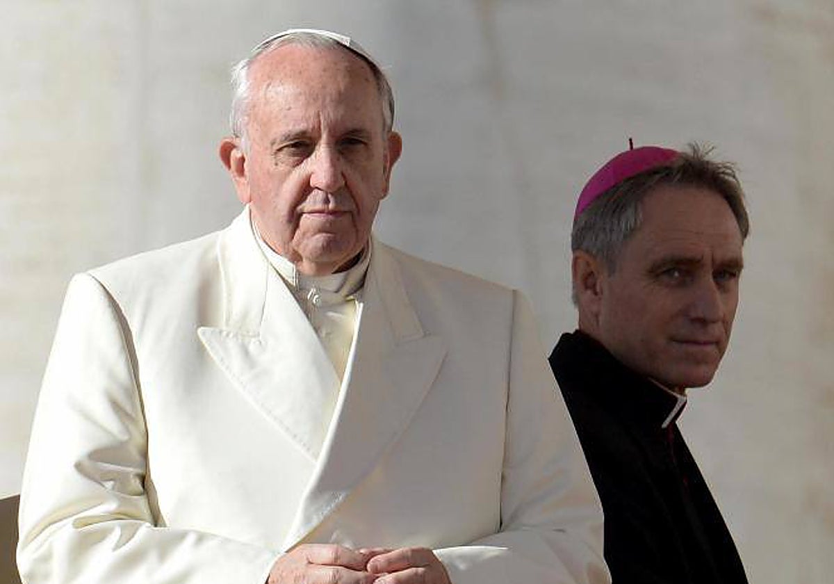 El Papa Francisco, con Georg Ganswein, en 2013, cuando éste le acompañaba en las audiencias generales
