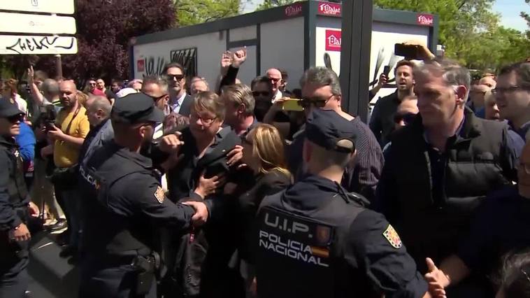Los restos de Primo de Rivera llegan al cementerio de San Isidro con incidentes