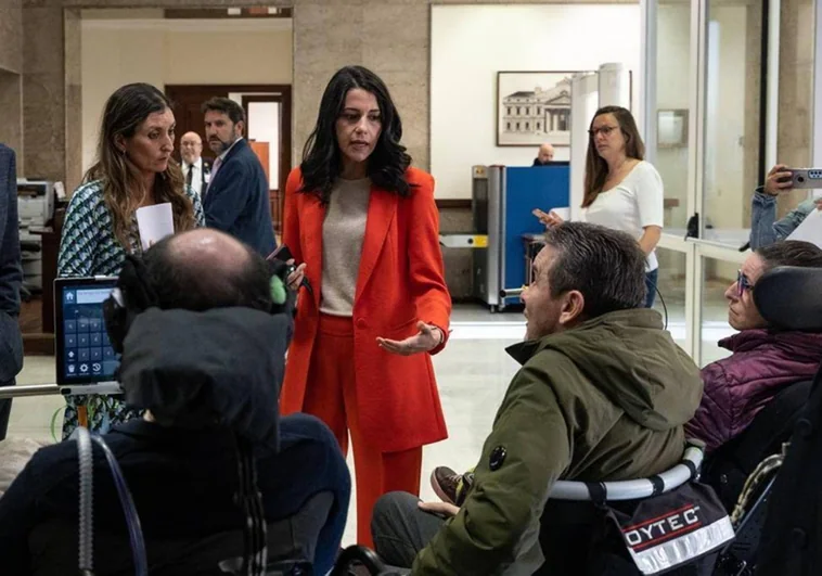 Sara Giménez e Inés Arrimadas, diputadas de CS, charlan en el Congreso con pacientes de ELA