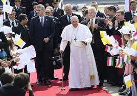 El Papa comienza la delicada visita a Hungría: «Voy bien, pero lentamente»