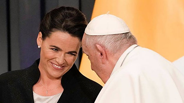 Francisco ha tenido un gesto de complicidad con Katalin Novak