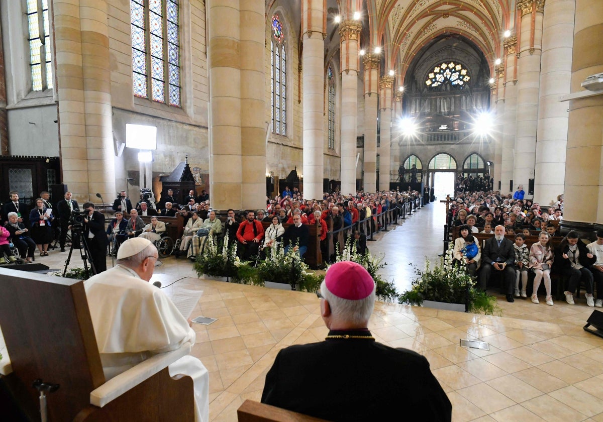 Francisco tuvo un encuentro en la iglesia Santa Isabel de Budapest con desfavorecidos y refugiados