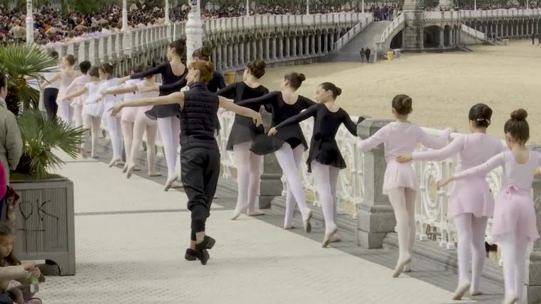 1.476 bailarines de 26 escuelas de danza trasladan su clase de barra a la Barandilla de la Concha