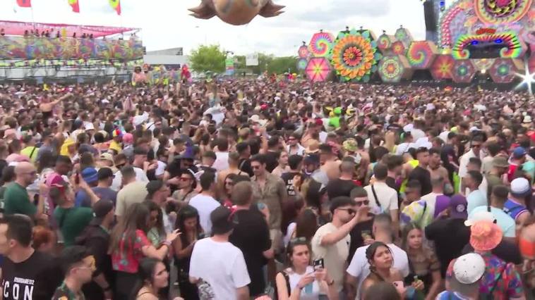 Miles de personas asisten a Elrow Town Festival en Ifema