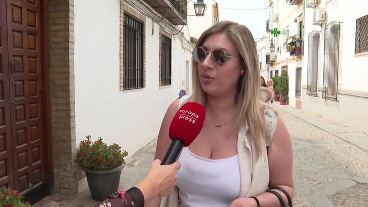 Cordobeses y turistas aseguran llevar “fatal” el calor, que es “un aviso” de lo que está por venir