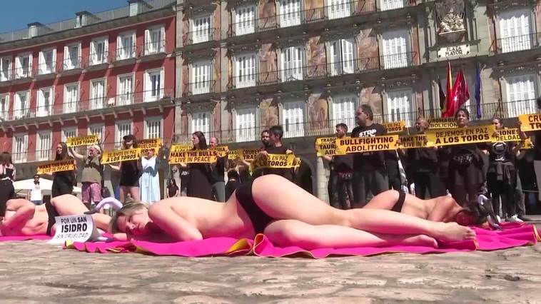 Antitaurinos realizan una 'performance' en contra de la tauromaquia en Madrid