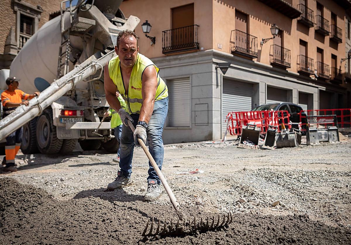 Un trabajador, al aire libre.
