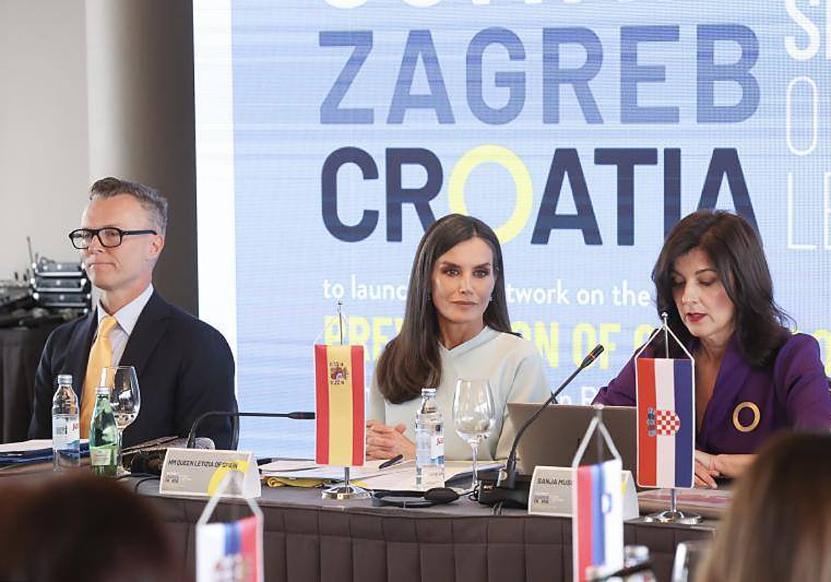 La Reina Letizia y la primera dama de Croacia, Sanja Music Milanovic (d), durante el Congreso sobre obesidad infantil en Europa