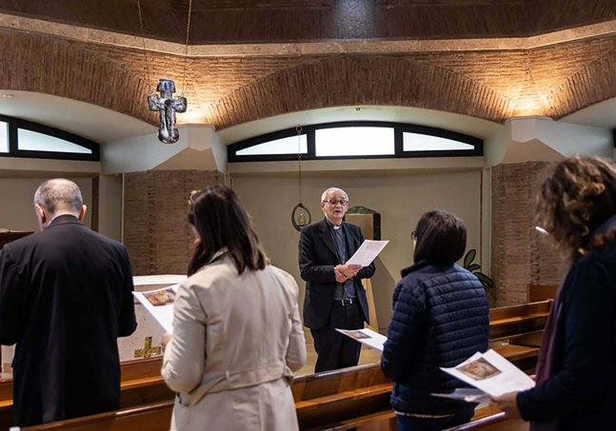 El presidente de la Conferencia Episcopal Italiana, Matteo Zuppi, en la reunión con las víctimas