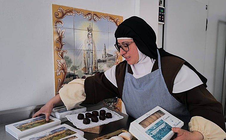 Imagen principal - Trece de las catorce monjas elaboran dulces y pastas (izquierda) en el obrador (arriba) que fundó, hace unos años, sor Concepción (a la derecha)
