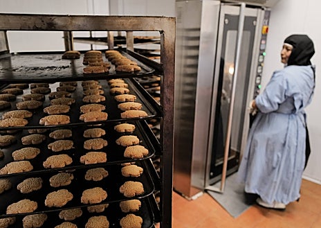 Imagen secundaria 1 - Trece de las catorce monjas elaboran dulces y pastas (izquierda) en el obrador (arriba) que fundó, hace unos años, sor Concepción (a la derecha)