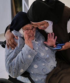 Imagen secundaria 2 - Trece de las catorce monjas elaboran dulces y pastas (izquierda) en el obrador (arriba) que fundó, hace unos años, sor Concepción (a la derecha)