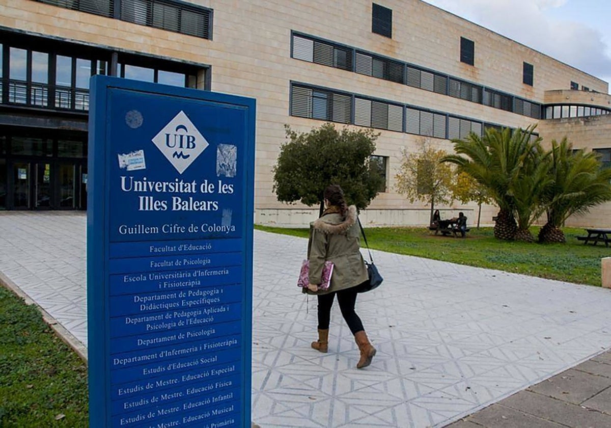 Una estudiante entra en la Universidad de Baleares