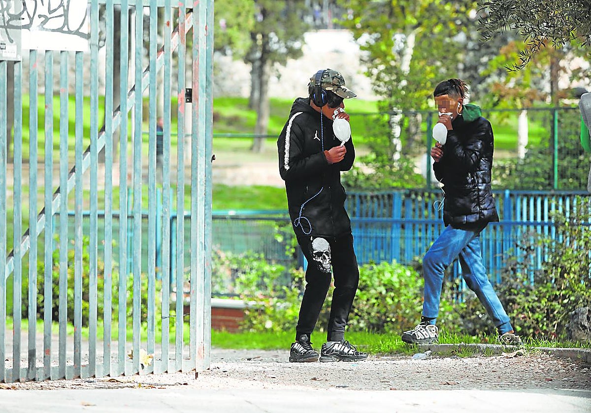Menores no acompañados (menas) inhalan pegamento en el distrito de Hortaleza, Madrid