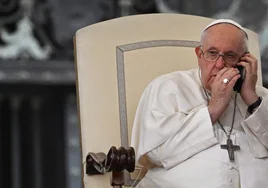 ¿Debe el Papa coger el teléfono durante una audiencia?