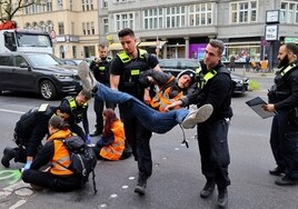 La policía detiene a 13 activistas en una protesta ecologista en Berlín