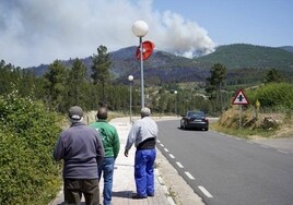 Evacuan a los vecinos próximos al incendio de las Hurdes ante el avance del fuego