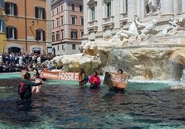 Ecologistas tiñen de negro el agua de la Fontana di Trevi en Roma