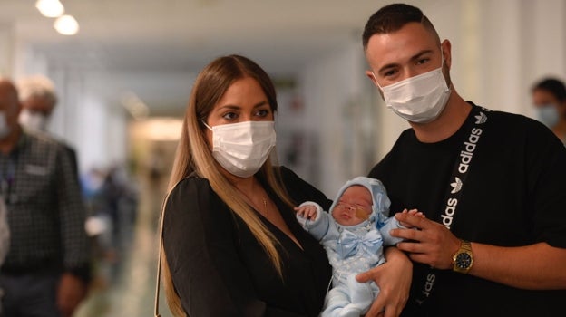 Tamara y su marido Jesús con su bebé en brazos durante la presentación a los medios