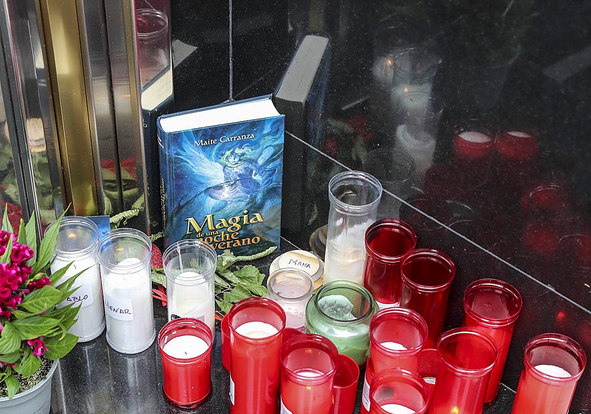 Velas, flores y un libro en el portal donde vivían las mellizas