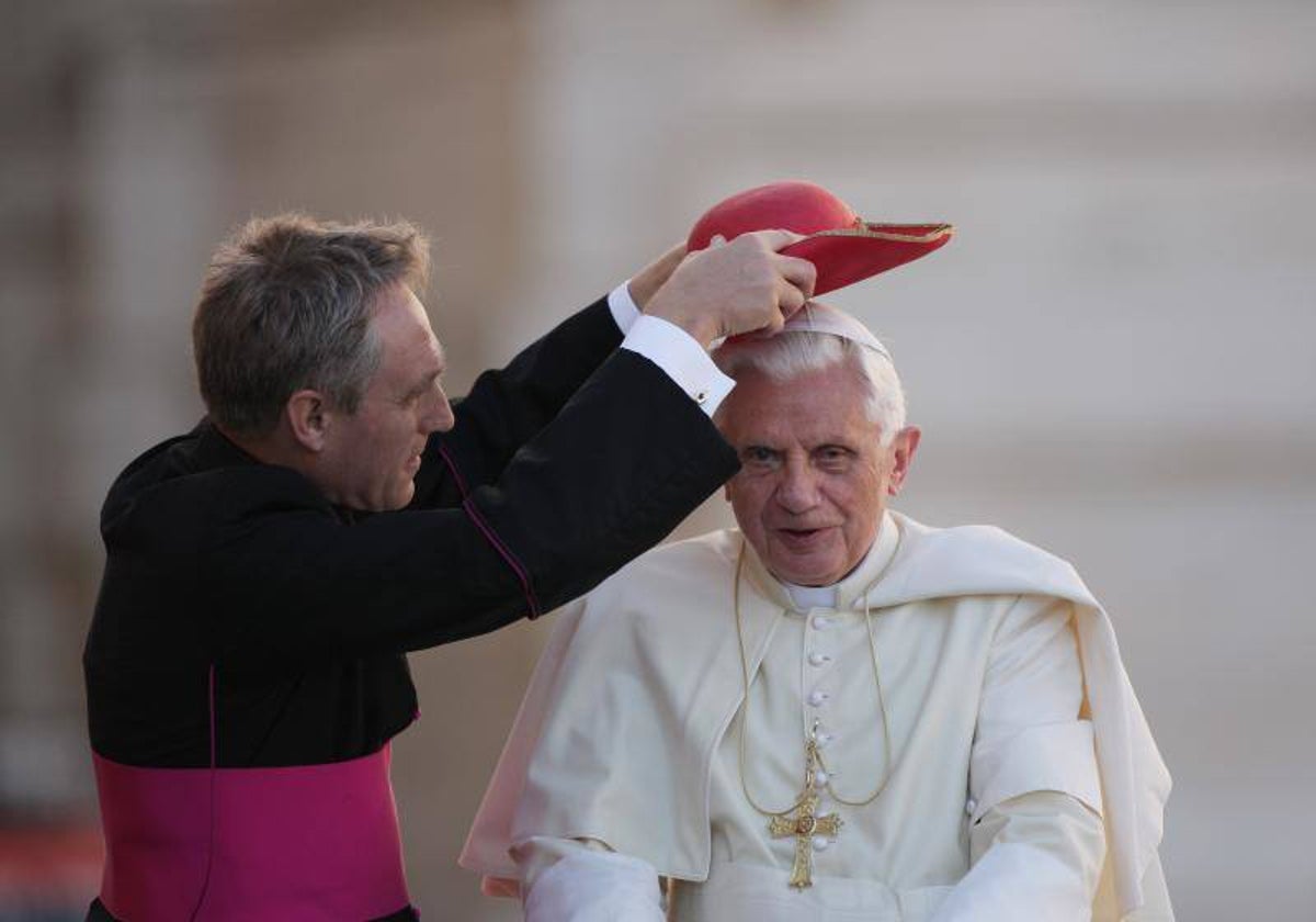 Georg Gänswein, su secretario personal, junto a Benedicto XVi tras una audiencia en la plaza de San Pedro