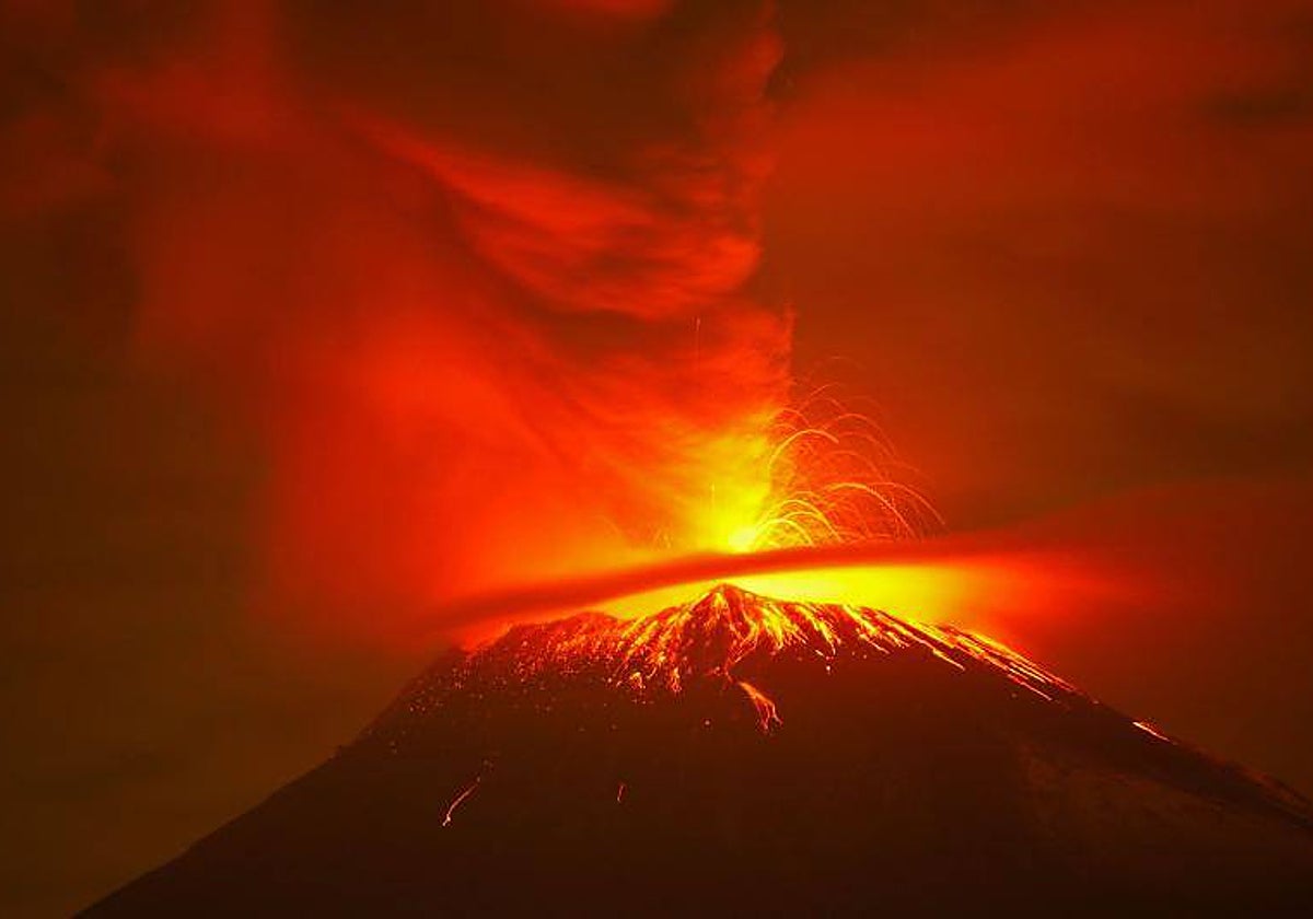 Expulsión de ceniza del volcán Popocatépetl