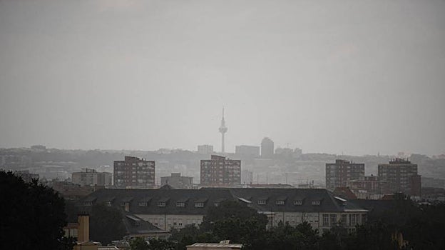 Panorámica de Madrid, cubierta por las nubes que dejan precipitaciones y tormentas en la capital