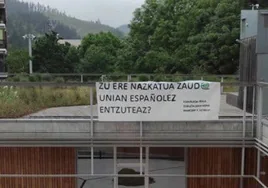 «¿Tú también estás asqueado de oír español en la uni?»: el polémico cartel de un campus de País Vasco
