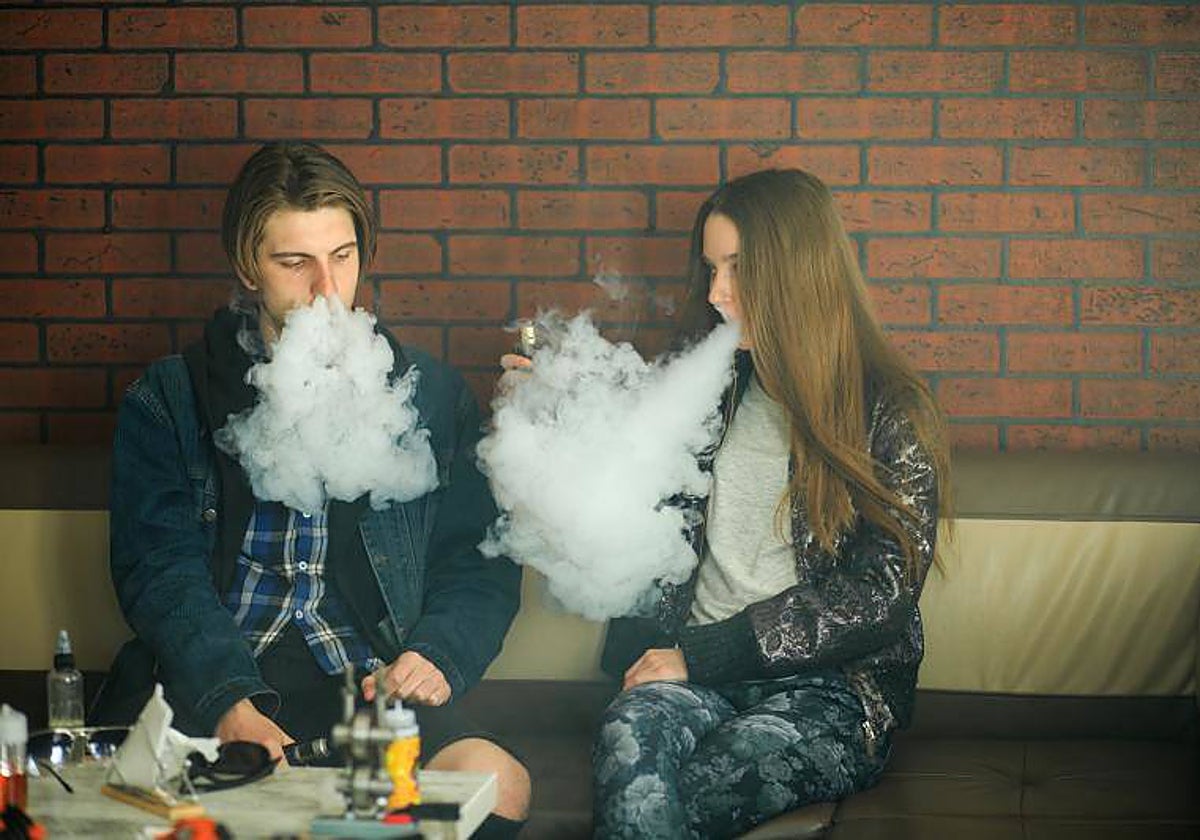 Dos jóvenes fumando cigarrillos electrónicos en una imagen de archivo