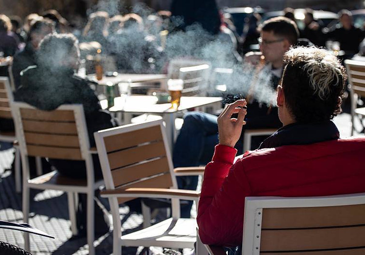 Fumadores en terrazas de la plaza de Cascorro, Madrid
