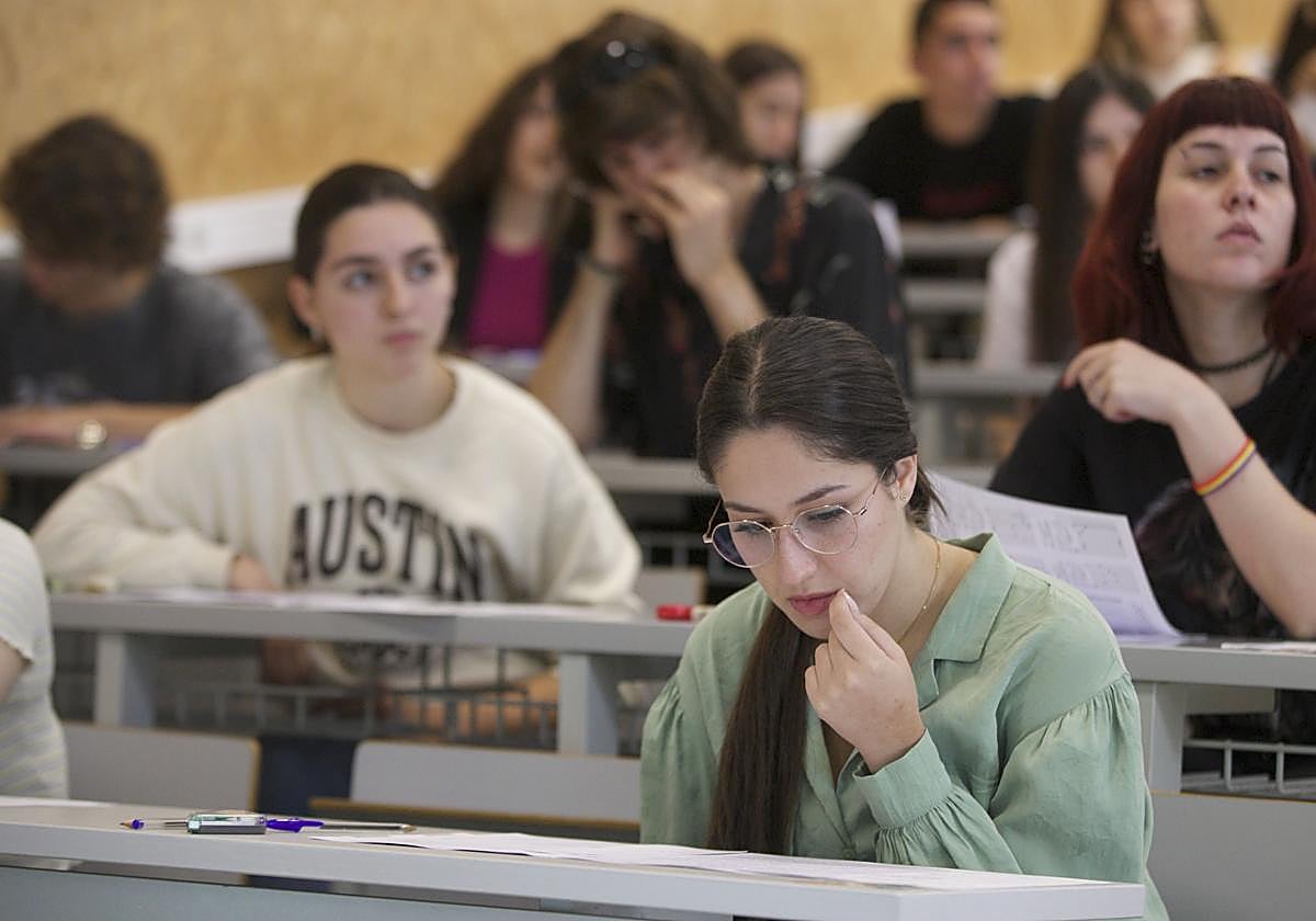 Alumnos en la EBAU de Sevilla