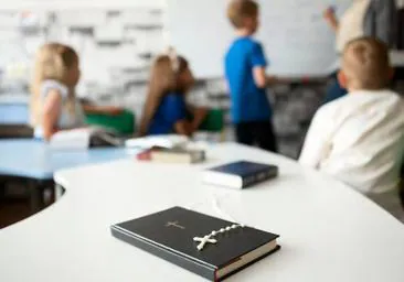 Retiran la Biblia de varios colegios de Utah tras la protesta de un padre por su «contenido sexual y violento»