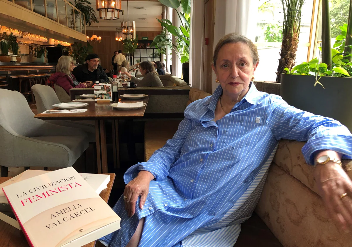 Amelia Valcárcel posa con su último libro 'La civilización feminista'