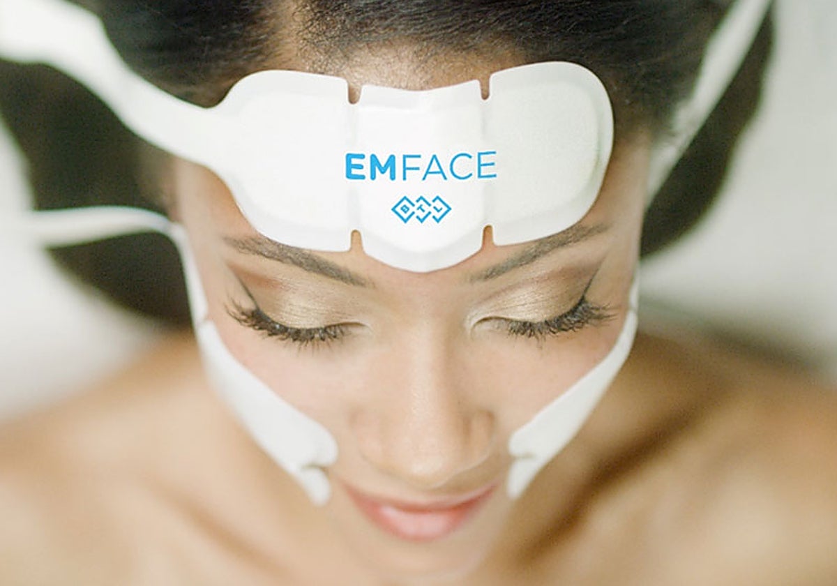 Para el tratamiento se colocan unos parches en la frente y las mejillas para tonificar los músculos elevadores de la cara