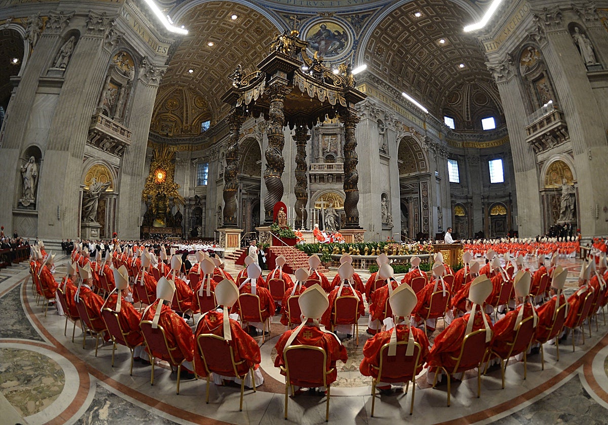 Los cardenales participan en una misa en la basílica de San Pedro antes del comienzo del cónclave