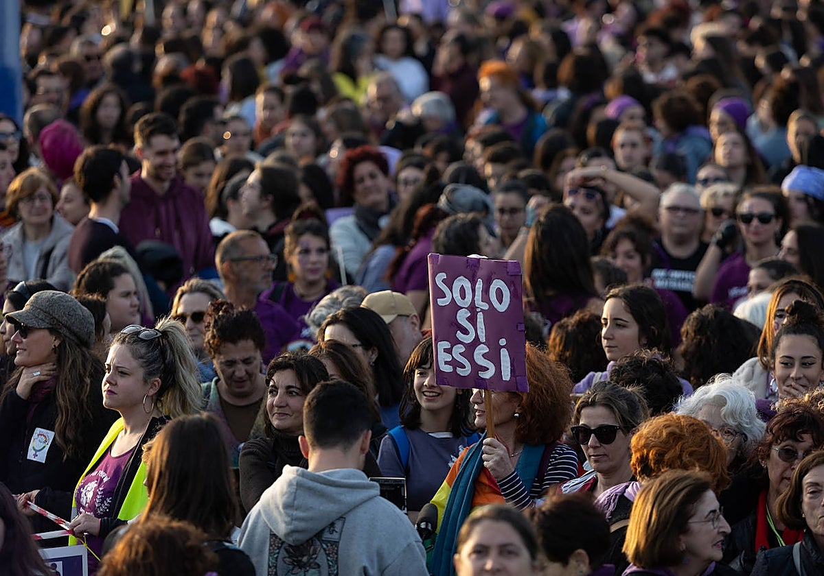 Un cartel de «solo sí es sí» en la manifestación del 8M en Sevilla