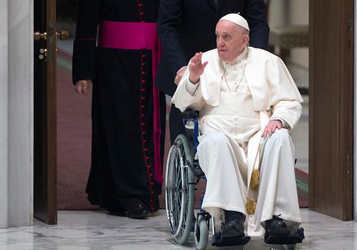 El Papa Francisco en silla de ruedas en marzo tras su último ingreso