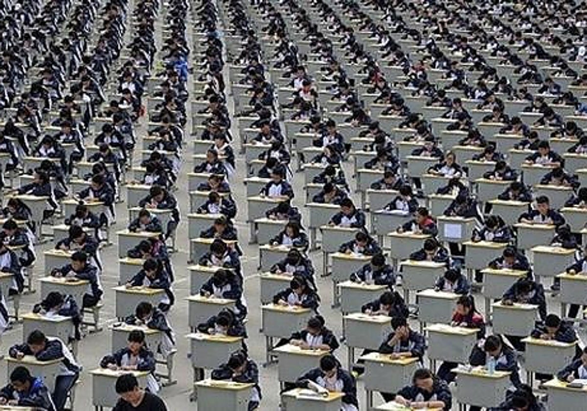 Alumnos examinándose para la selectividad