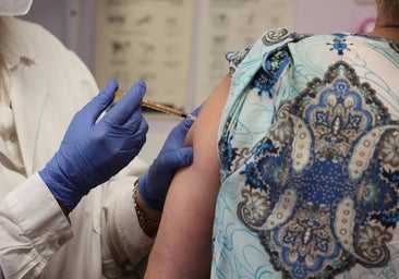 Bruselas autoriza la primera vacuna contra el virus que colapsa las urgencias en invierno