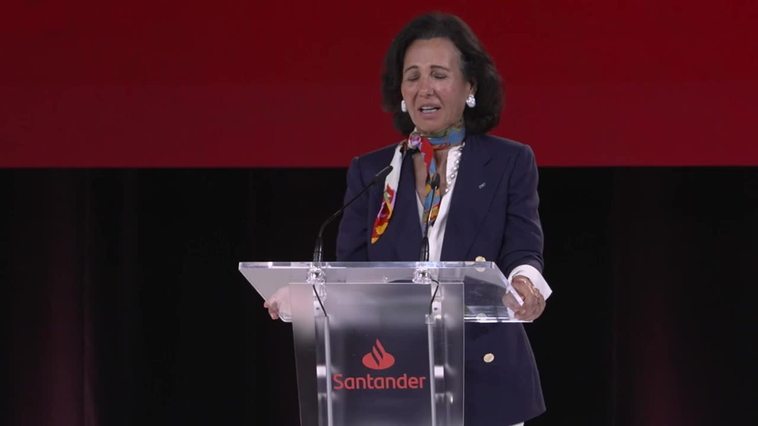 Su Majestad la Reina y Ana Botín entregan los premios a proyectos sociales de Banco Santander