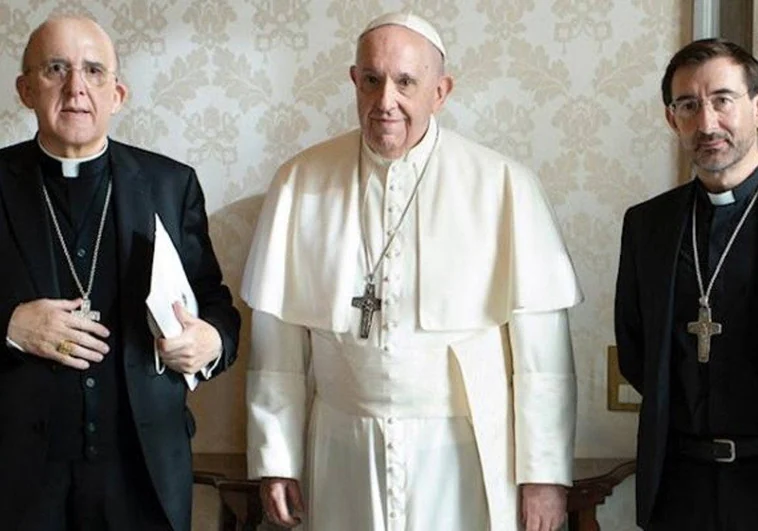 El cardenal Carlos Osoro, izquierda, y el obispo José Cobo en su visita al Papa en diciembre de 2020